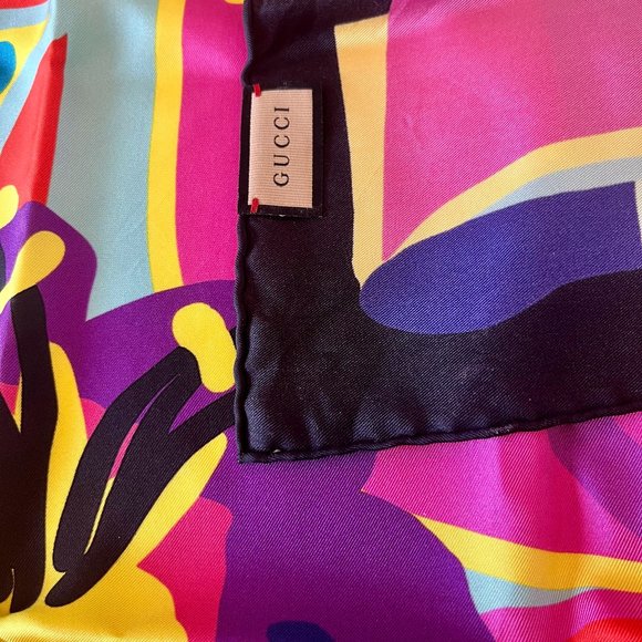 GORGEOUS New GUCCI silk scarf - Picture 1 of 3
